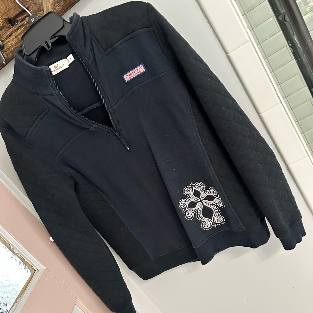 Vineyard Vines , Black ,Size, Small Quilted Sweatshirt!!